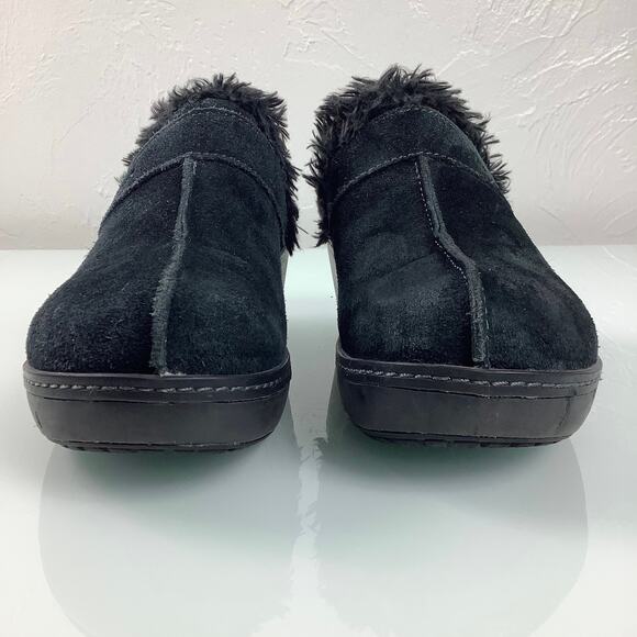 CROCS Black Suede Sherpa lined Clogs Mules women SZ 7 EUC - Picture 11 of 12